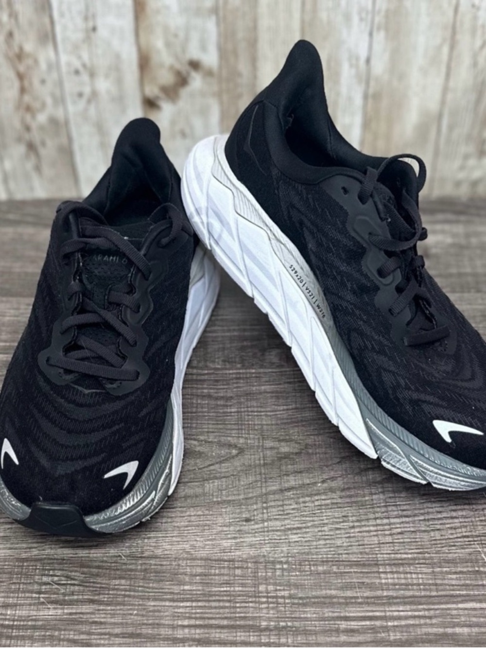 Hoka Arahi 6 Black Sneakers